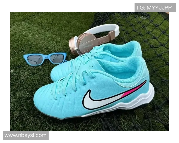 17号球衣传奇球星专属足球鞋设计与性能解析