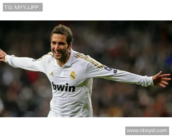 C罗签名足球卡与帕尼尼品牌合作限量版收藏价值揭秘