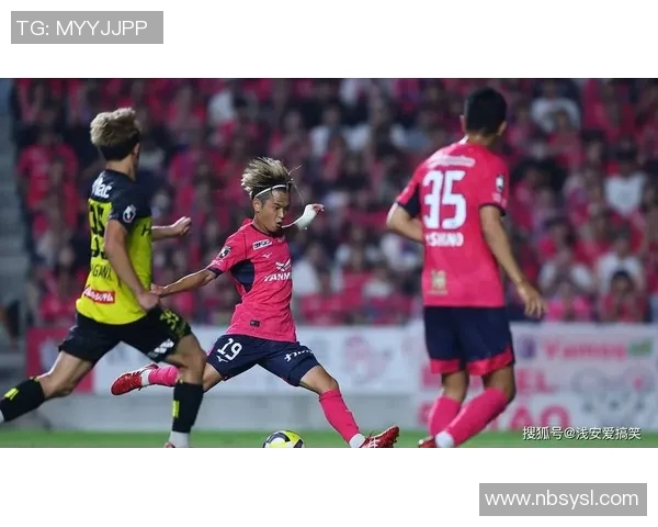 足球明星挑战极限技艺展示与创意表演，技惊四座引发全场欢呼