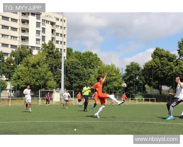 当足球球星在绿茵场上展现帅气舞蹈点燃全场激情时刻